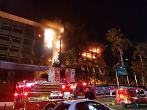 Penampakan Kobaran Api di Gedung Kejagung yang Merah Menyala