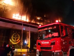 Kebakaran Besar di Gedung Kejaksaan Agung, Pemadam Ditambah Jadi 38 Unit