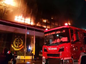 Listrik Dimatikan, Bronto Skylift Semproti Api di Gedung Kejaksaan Agung Listrik Dimatikan, Bronto Skylift Semproti Api di Gedung Kejaksaan Agung