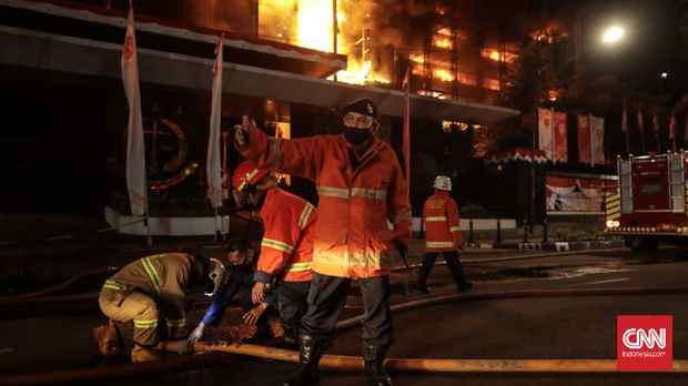 Gedung Kejaksaan Agung yang beralamat di Jalan Sultan Hasanudin Dalam No. 1, Kelurahan Kramat Pela, Kecamatan Kebayoran Baru, Jakarta Selatan mengalami kebakaran. Sejauh ini masih proses pemadaman. (CNN Indonesia/ Bisma Septalisma)