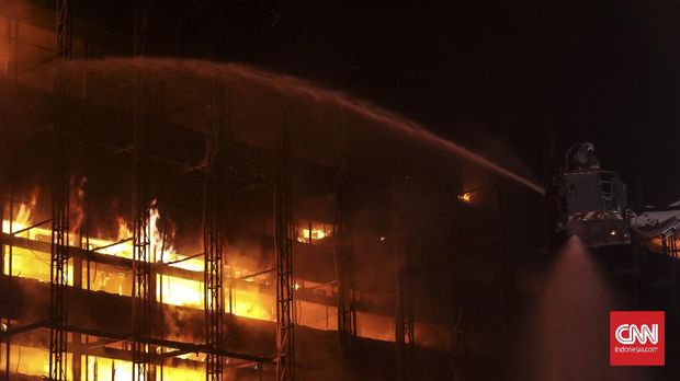 Kebakaran gedung Kejaksaan Agung di Jalan Sultan Hasanudin Dalam No. 1, Kelurahan Kramat Pela, Kecamatan Kebayoran Baru, Jakarta Selatan. (CNN Indonesia/ Bisma Septalisma)