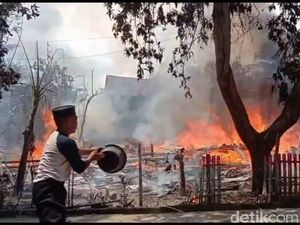 Kebakaran Hanguskan Rumah dan Barang Antik Warga di Polman Kebakaran Hanguskan Rumah dan Barang Antik Warga di Polman
