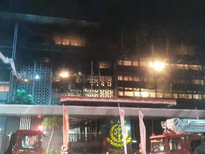 Kebakaran Gedung Kejagung Semakin Membesar, 50 Unit Damkar Dikerahkan