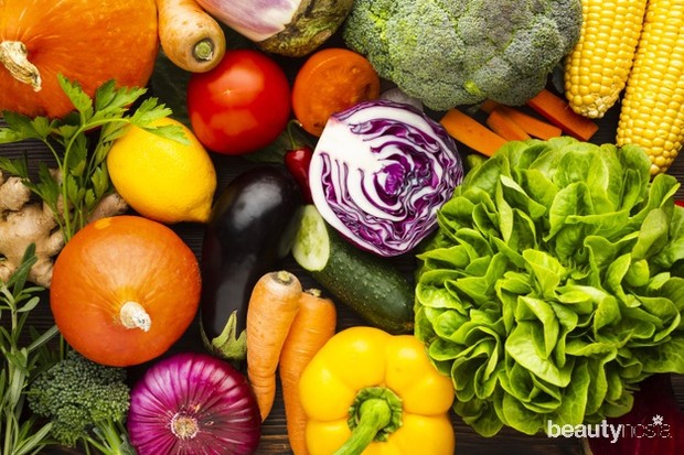 Simpan sayuran sisa untuk dibuat kaldu agar tidak terbuang.