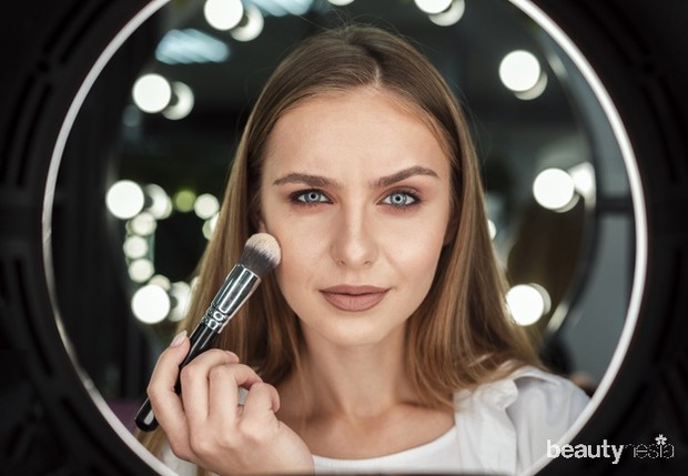mengaplikasikan makeup terlebih dahulu