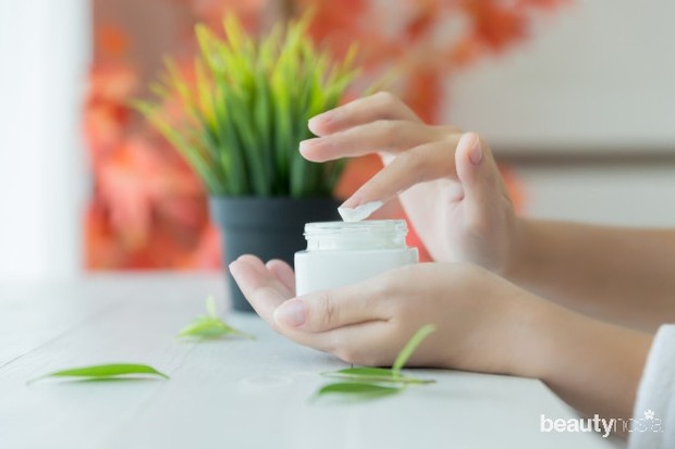 Moisturizer salah satu skincare yang perlu di bawa saat hiking.