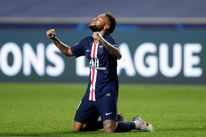 LISBON, PORTUGAL - AUGUST 18: Neymar of Paris Saint-Germain celebrates victory after the UEFA Champions League Semi Final match between RB Leipzig and Paris Saint-Germain F.C at Estadio do Sport Lisboa e Benfica on August 18, 2020 in Lisbon, Portugal. (Photo by Manu Fernandez/Pool via Getty Images)