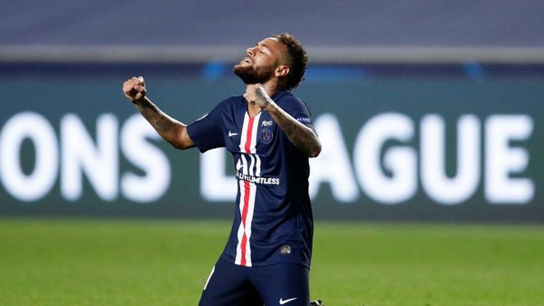 LISBON, PORTUGAL - AUGUST 18: Neymar of Paris Saint-Germain celebrates victory after the UEFA Champions League Semi Final match between RB Leipzig and Paris Saint-Germain F.C at Estadio do Sport Lisboa e Benfica on August 18, 2020 in Lisbon, Portugal. (Photo by Manu Fernandez/Pool via Getty Images)