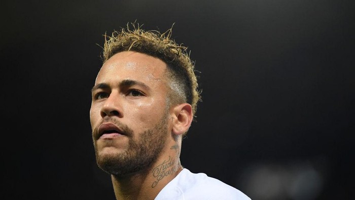 PARIS, FRANCE - NOVEMBER 28:  Neymar of Paris Saint-Germain during the UEFA Champions League Group C match between Paris Saint-Germain and Liverpool at Parc des Princes on November 28, 2018 in Paris, France. (Photo by Shaun Botterill/Getty Images)