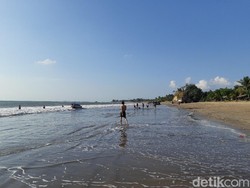Long Weekend Ini Pantai Anyer Ramai, Masker Harus Dipakai