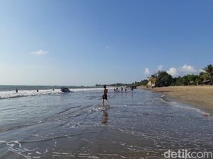 Long Weekend Ini Pantai Anyer Ramai, Masker Harus Dipakai Long Weekend Ini Pantai Anyer Ramai, Masker Harus Dipakai
