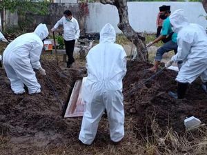 Kisah Plt Bupati Sidoarjo Bagikan Sembako hingga Makamkan Jenazah COVID-19