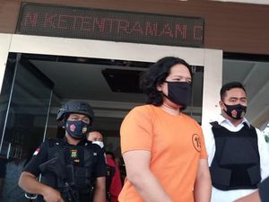 Detik-detik Penangkapan Drummer J-Rocks dengan Barang Bukti Ganja Detik-detik Penangkapan Drummer J-Rocks dengan Barang Bukti Ganja
