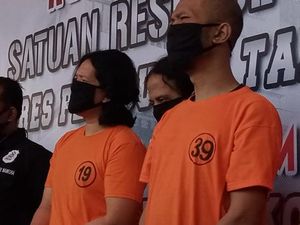 Video Ekspresi Drummer J-Rocks Berbaju Tahanan dan Tangan Diborgol Video Ekspresi Drummer J-Rocks Berbaju Tahanan dan Tangan Diborgol