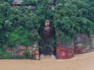 Pertama Kali, Patung Buddha Berukuran Raksasa di China Terendam Banjir