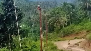 Nyemplung Sungai-Tembus Hutan, Begini Perjuangan Terangi Desa Terpencil