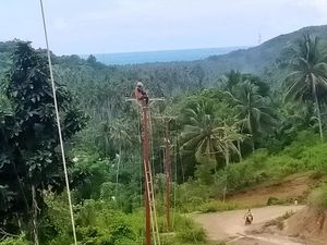 Nyemplung Sungai-Tembus Hutan, Begini Perjuangan Terangi Desa Terpencil
