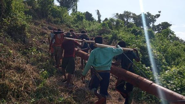 Melihat Perjuangan Terangi 2 Desa Terpencil di Buru Selatan