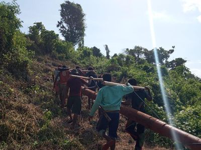Melihat Perjuangan Terangi 2 Desa Terpencil di Buru Selatan