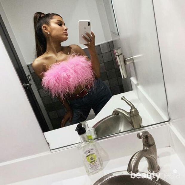 Pink feather top dengan jeans/Instagram.com/arianagrande Celana jeans memang merupakan fashion item yang wajib semua orang punya.