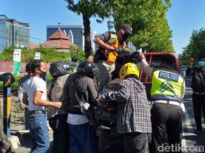 Pohon Tumbang Timpa 3 Motor dan Mobil di Depan Kampus UINSA