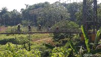 Potret Jembatan Gantung di Ujung Jawa Barat