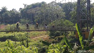 Potret Jembatan Gantung di Ujung Jawa Barat