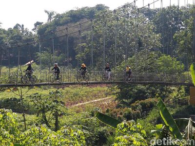 Potret Jembatan Gantung di Ujung Jawa Barat