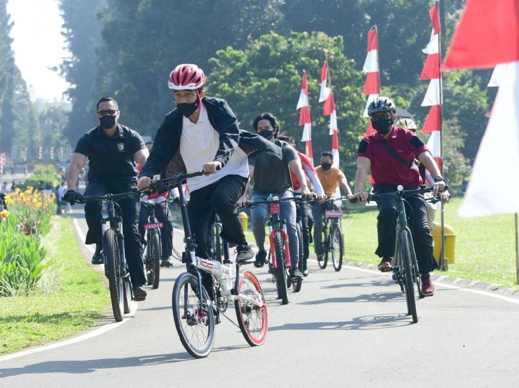 Gowes Bareng Kaesang di Kebun Raya Bogor, Jokowi Bagi-bagi Masker ke Warga Gowes Bareng Kaesang di Kebun Raya Bogor, Jokowi Bagi-bagi Masker ke Warga