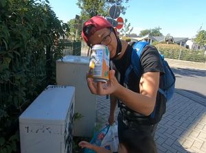 Punya Istri Bule Jerman, Pria Cirebon Ini Malah Ajak Memulung Botol Minuman Punya Istri Bule Jerman, Pria Cirebon Ini Malah Ajak Memulung Botol Minuman