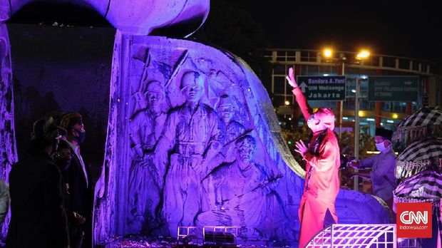 Prosesi ritual Ngruwat Tugu Muda yang dilakukan budayawan dan tokoh supranatural Mbah Bejo di Tugu Muda Semarang pada Kamis (20/8) malam agar pagebluk Covid-19 menghilang.