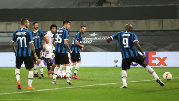 COLOGNE, GERMANY - AUGUST 21: Romelu Lukaku of Inter Milan scores an own goal, Seville's third goal, during the UEFA Europa League Final between Seville and FC Internazionale at RheinEnergieStadion on August 21, 2020 in Cologne, Germany. (Photo by Lars Baron/Getty Images)