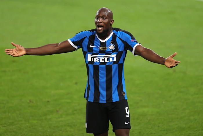 COLOGNE, GERMANY - AUGUST 21: Romelu Lukaku of Inter Milan celebrates after scoring his teams first goal during the UEFA Europa League Final between Seville and FC Internazionale at RheinEnergieStadion on August 21, 2020 in Cologne, Germany. (Photo by Friedemann Vogel/Pool via Getty Images)