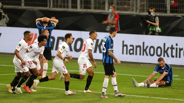COLOGNE, GERMANY - AUGUST 21: Diego Carlos of Sevilla FC (C) and team mates celebrate their teams third goal, an own goal scored by Romelu Lukaku of Inter Milan (not pictured) during the UEFA Europa League Final between Seville and FC Internazionale at RheinEnergieStadion on August 21, 2020 in Cologne, Germany. (Photo by Friedemann Vogel/Pool via Getty Images)