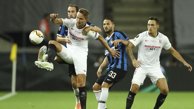 Inter Milan's Diego Godin, left, challenges for the ball with Sevilla's Luuk de Jong during the Europa League final soccer match between Sevilla and Inter Milan in Cologne, Germany, Friday, Aug. 21, 2020. (Lars Baron, Pool Photo via AP)