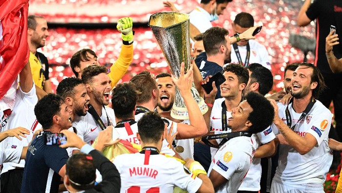 COLOGNE, GERMANY - AUGUST 21: Luuk de Jong, Joan Jordan, Jose Mena, Jules Kounde of Sevilla, and their teammates celebrate with the UEFA Europa League Trophy following their teams victory in the UEFA Europa League Final between Seville and FC Internazionale at RheinEnergieStadion on August 21, 2020 in Cologne, Germany. (Photo by Lars Baron/Getty Images)