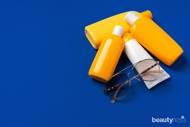 Sunscreen adalah salah satu skincare yang perlu kamu bawa saat hiking.