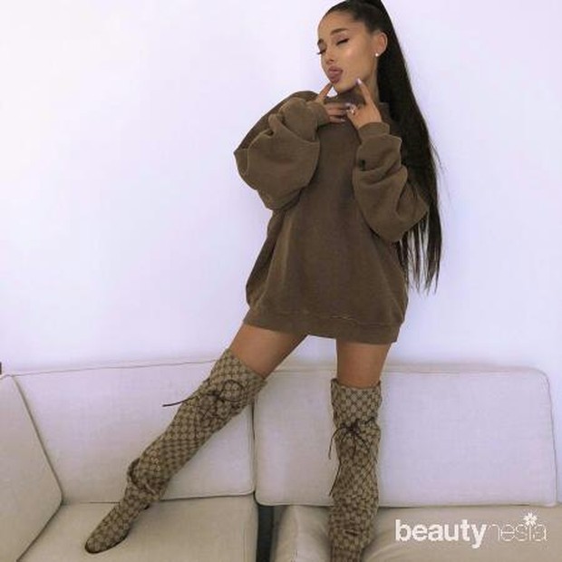 Sweatshirt cokelat dengan high boots/Instagram.com/arianagrande Memakai outfit dan celana berwarna senada agar terlihat matching.