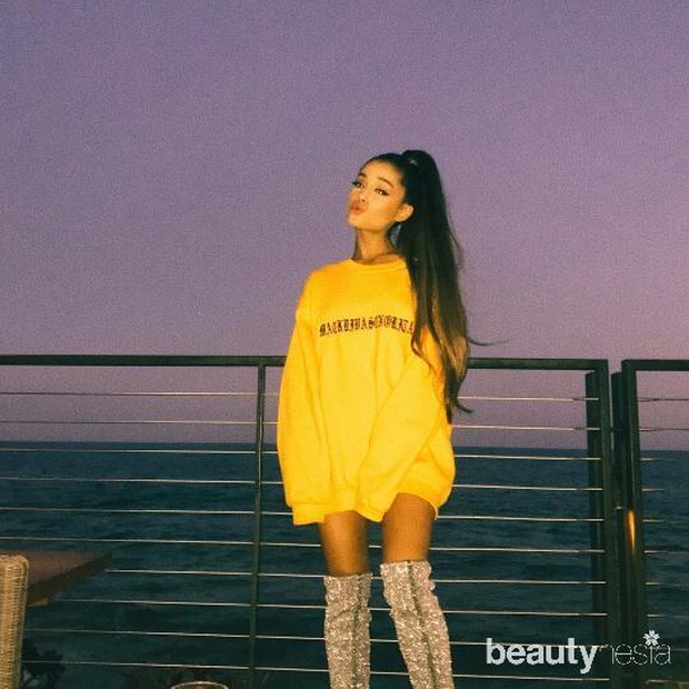 Sweatshirt kuning dengan glitter boots/Instagram.com/arianagrande Ariana memang tidak ingin tampil biasa, maka dari itu ia memilih glitter boots.