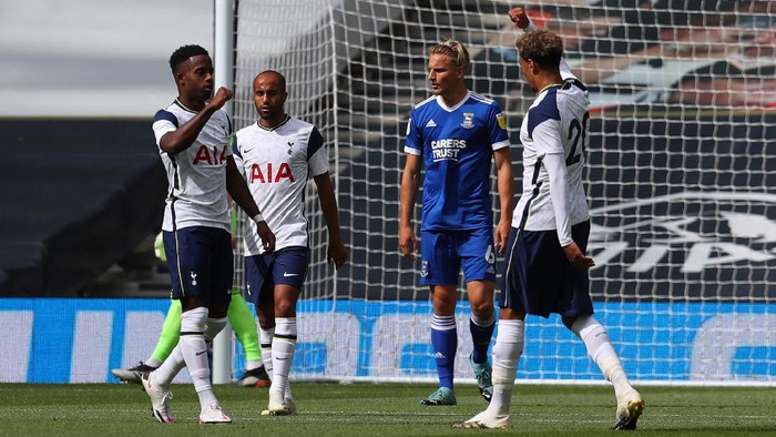 LONDON, ENGLAND - AUGUST 22: Ryan Sessegnon of Tottenham Hotspur celebrates after he scores his teams first goal with Dele Alli of Tottenham Hotspur   during the Pre-season friendly match between Tottenham Hotspur and Ipswich Town  at Tottenham Hotspur Stadium on August 22, 2020 in London, England. (Photo by Catherine Ivill/Getty Images)