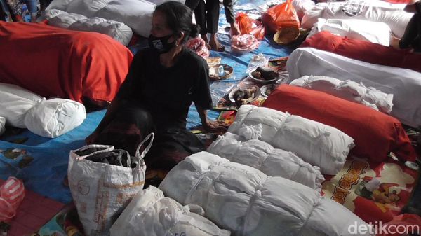 Melihat Tradisi Memindahkan Jenazah di Mamasa