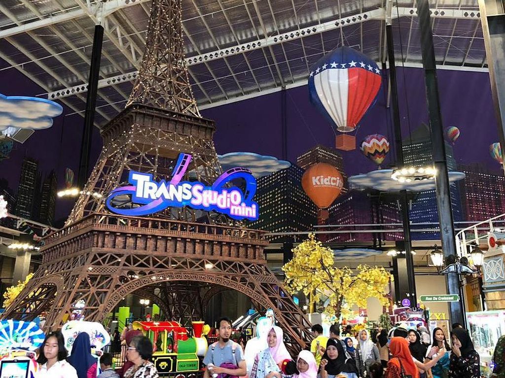 Nggak Perlu ke Paris, di Trans Studio Mini Juga Ada Menara Eiffel! Nggak Perlu ke Paris, di Trans Studio Mini Juga Ada Menara Eiffel!