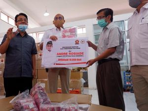 Andre Serahkan 10 Ribu Alat Tes Swab Senilai Rp1,5 M ke Unand Padang