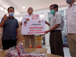 Andre Serahkan 10 Ribu Alat Tes Swab Senilai Rp1,5 M ke Unand Padang
