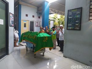Begini Suasana Salat Jenazah Plt Bupati Sidoarjo yang Meninggal COVID-19 Begini Suasana Salat Jenazah Plt Bupati Sidoarjo yang Meninggal COVID-19