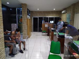 2 WN Iran di Bekasi Dihajar Massa Usai Hipnotis-Curi Uang Penjaga Konter HP 2 WN Iran di Bekasi Dihajar Massa Usai Hipnotis-Curi Uang Penjaga Konter HP