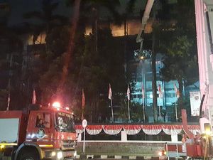 Kebakaran Sisi Utara Gedung Kejagung Mulai Padam, Api Tersisa di Sisi Selatan
