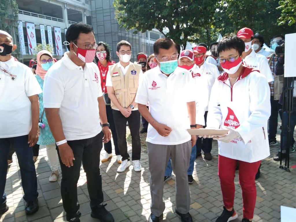 IKA UB Ajak Masyarakat Tak Takut Donor Darah di Masa Pandemi IKA UB Ajak Masyarakat Tak Takut Donor Darah di Masa Pandemi