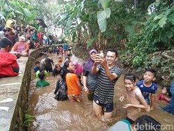 Ngobeng Ikan, Cara Warga Ciamis Habiskan Long Weekend
