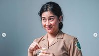 6 Penampilan Mengejutkan Dian Sastrowardoyo dengan Wajah Jerawatan